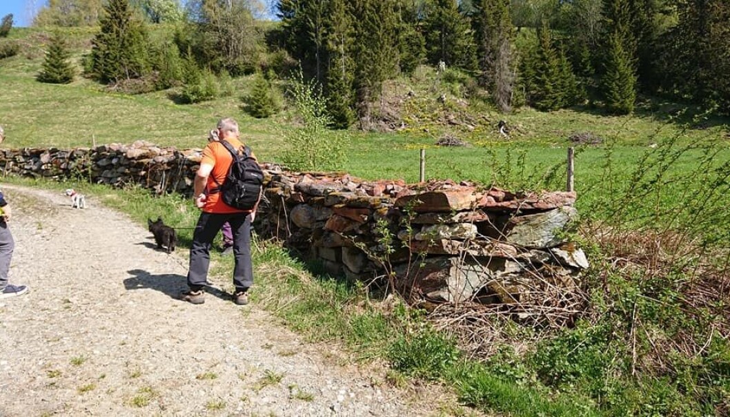 Fin mur opp fra Moabrua. Fin mur opp fra Moabrua.