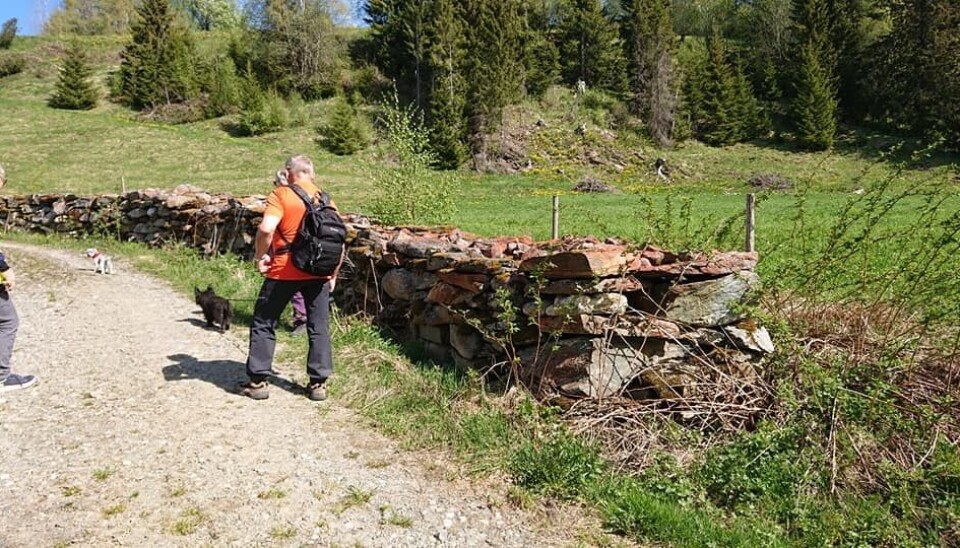 Fin mur opp fra Moabrua. Fin mur opp fra Moabrua.