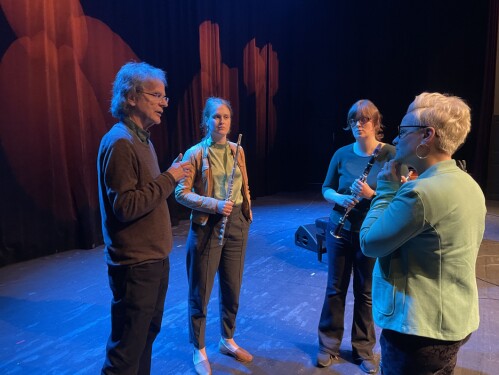 Henning Sommerro i samtale med Taffelpikene etter Henningtimen. Henning Sommerro i samtale med Taffelpikene etter Henningtimen.
