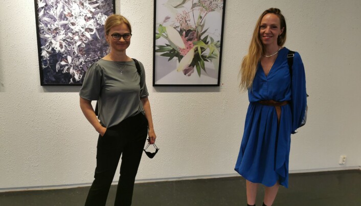 Margrethe Svinvik sikret seg to bilder av Sara Skorgan Teigen under utstillingsåpningen Margrethe Svinvik sikret seg to bilder av Sara Skorgan Teigen under utstillingsåpningen