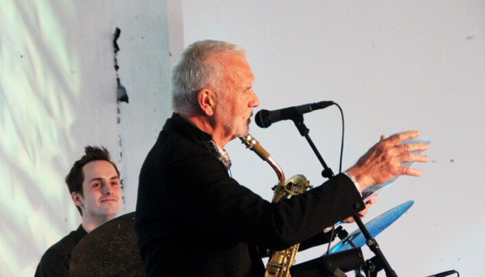 John Pål Inderberg las dikt på sin eigen, spesielle måte. Då satt smila laust både hos musikarar og publikummarar. John Pål Inderberg las dikt på sin eigen, spesielle måte. Då satt smila laust både hos musikarar og publikummarar.