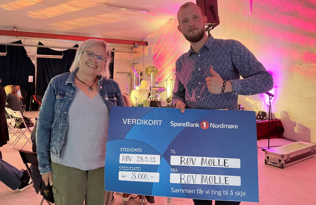 Frank Hannasvik er med i ein trio ved namn Røv Mølle. Det tykkjer Tove Mogstad og dei andre ved Røv Mølle er så stas at dei fredag overraska Hannasvik med ein sjekk på 3 000 kroner. Frank Hannasvik er med i ein trio ved namn Røv Mølle. Det tykkjer Tove Mogstad og dei andre ved Røv Mølle er så stas at dei fredag overraska Hannasvik med ein sjekk på 3 000 kroner.