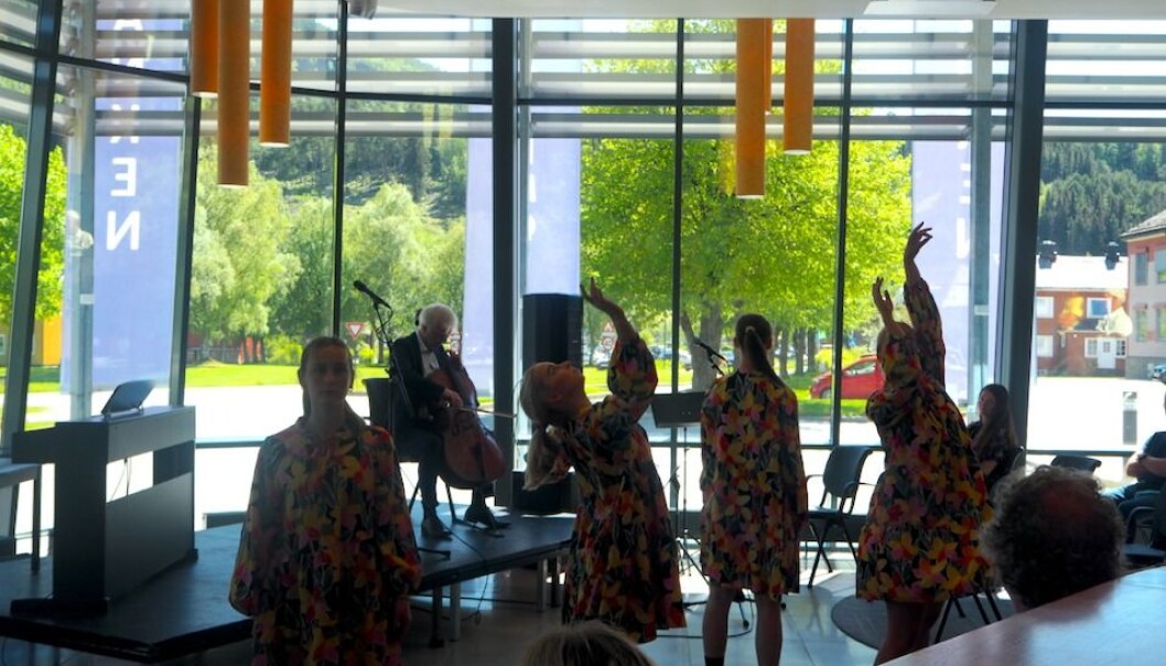 Dans fremført av elever fra Surnadal og Rindal kulturskole. Gimse på cello Dans fremført av elever fra Surnadal og Rindal kulturskole. Gimse på cello