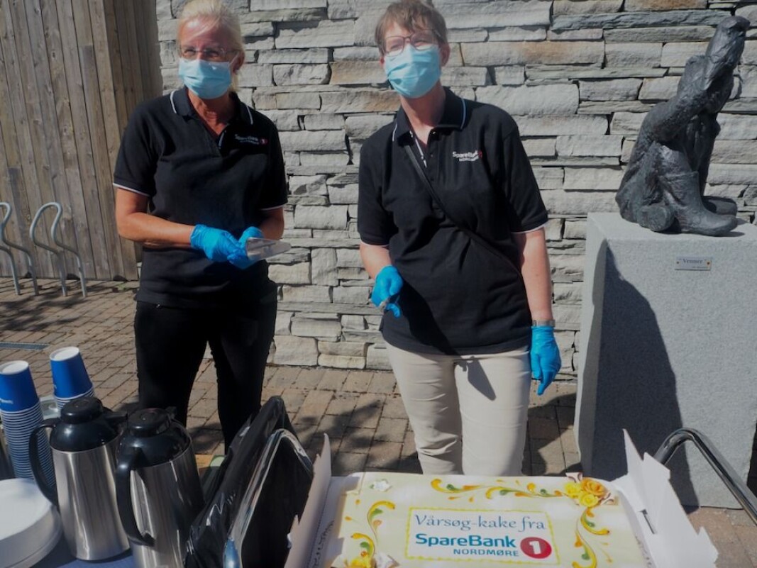 Liv Dalsegg og Ingrid Sponås fra Sparebank 1 Nordmøre serverer kaffe og kake Liv Dalsegg og Ingrid Sponås fra Sparebank 1 Nordmøre serverer kaffe og kake