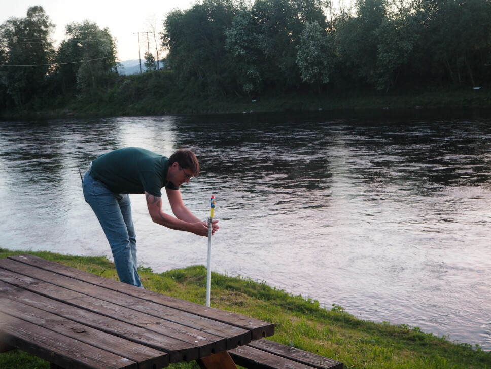 Gerald Grewe tenner lunta på raketten som markerer starten på fiskesesongen