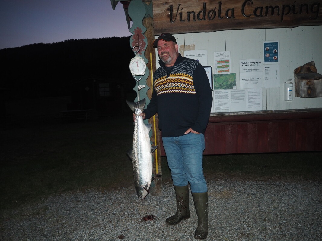 Jostein Kaldvansvik med sin laks på 12,3 kg Jostein Kaldvansvik med sin laks på 12,3 kg