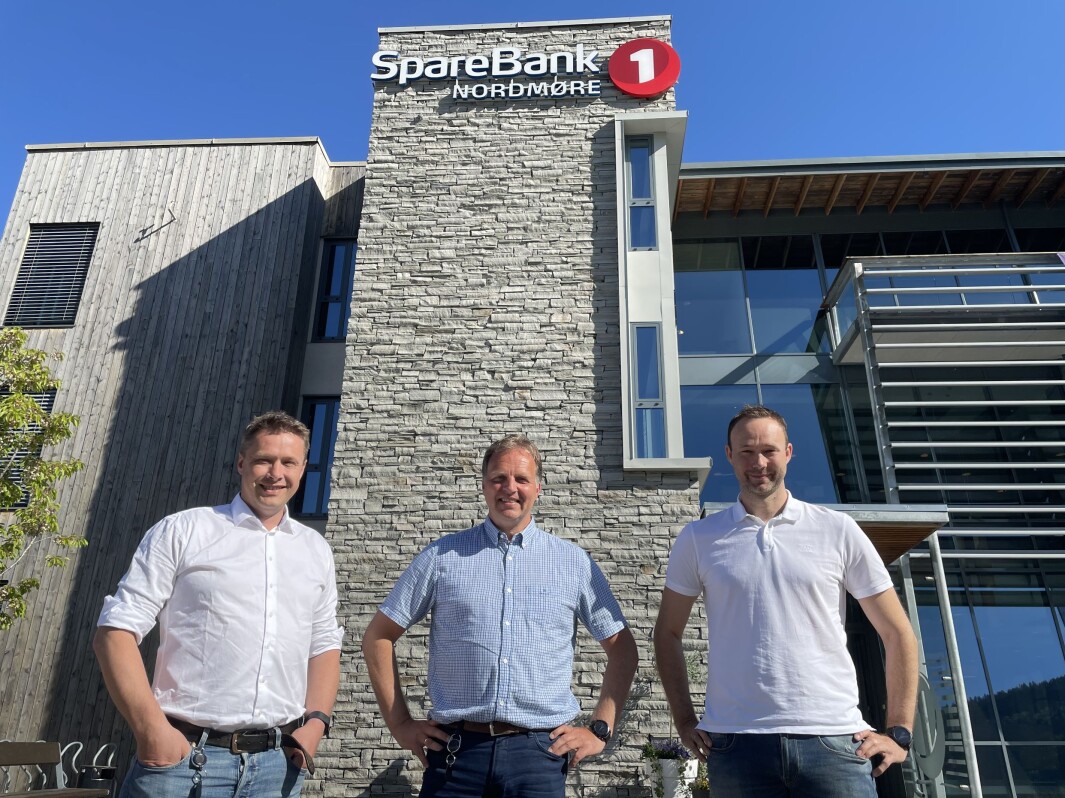 Sjef for bedriftsmarked Ole Magnus Løwe (f.v.) og administrerende bankdirektør Allan Troelsen i SpareBank 1 Nordmøre sammen med daglig leder og deleier i Trio Regnskap, Jostein Kvendset. Sjef for bedriftsmarked Ole Magnus Løwe (f.v.) og administrerende bankdirektør Allan Troelsen i SpareBank 1 Nordmøre sammen med daglig leder og deleier i Trio Regnskap, Jostein Kvendset.