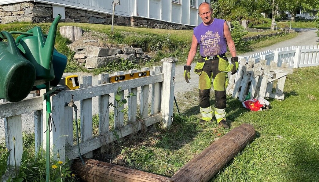 Hans Bævre legg syllstokkane til skuret der søppeldunkane skal stå. Hans Bævre legg syllstokkane til skuret der søppeldunkane skal stå.