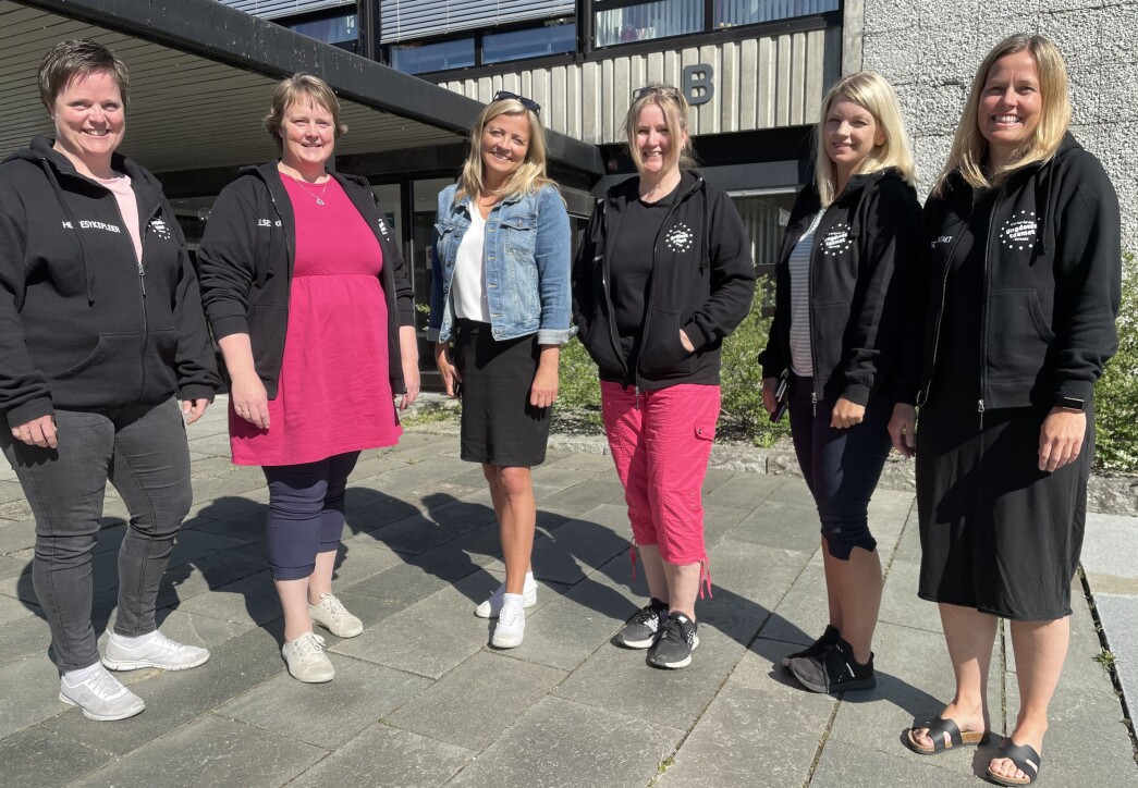 Ungdomsteamet i Surnadal kommune saman med Linn Wærdahl-Schei Hamnes frå Tomas Scheis minnefond. F.v. Marianne Hansen Røv, Berit Moan Møkkelgård, Linn Wærdahl-Schei Hamnes, Marit Solem Meisingset, Heidi Elnes Fiske og Kristin Børset. Ungdomsteamet i Surnadal kommune saman med Linn Wærdahl-Schei Hamnes frå Tomas Scheis minnefond. F.v. Marianne Hansen Røv, Berit Moan Møkkelgård, Linn Wærdahl-Schei Hamnes, Marit Solem Meisingset, Heidi Elnes Fiske og Kristin Børset.