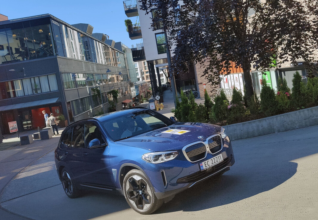 BMW iX3 har en oppgitt rekkevidde på 450 kilometer. I testen gikk den hele 556,2 kilometer. BMW iX3 har en oppgitt rekkevidde på 450 kilometer. I testen gikk den hele 556,2 kilometer.