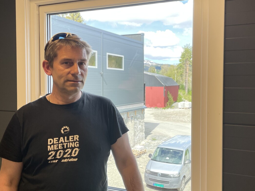 Jon Moen på det nye kontoret sitt, med Storfjellet i bakgrunnen. Jon Moen på det nye kontoret sitt, med Storfjellet i bakgrunnen.