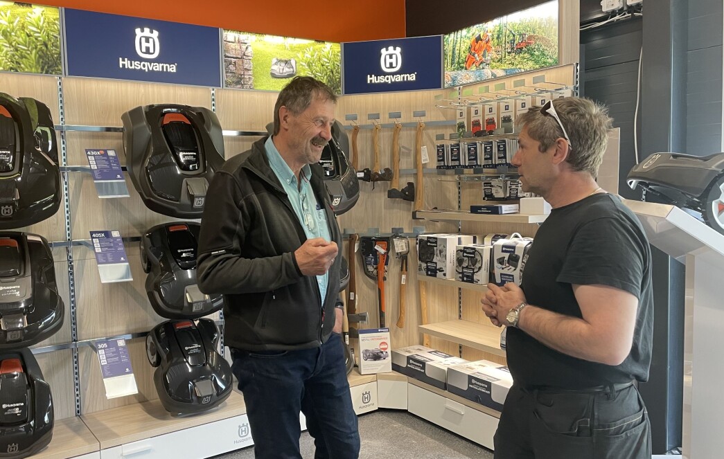 Rolf Kvernberg og Jon Moen foran deler av RBLs utvalg av robotgressklippere. Rolf Kvernberg og Jon Moen foran deler av RBLs utvalg av robotgressklippere.
