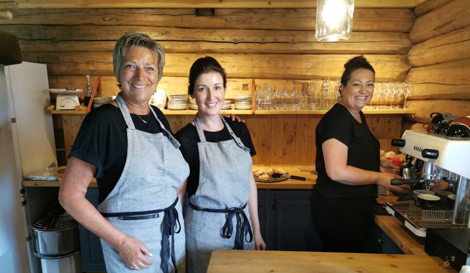 Inger Aa, Rita Danielsen og Karin Åsbø serverer steinovnsbakt bakst