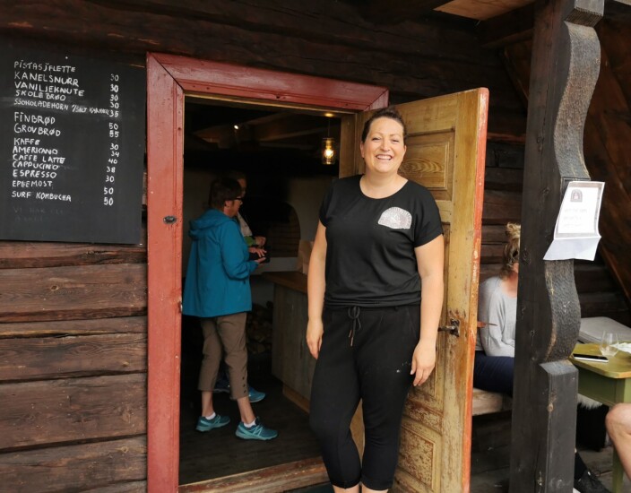 -Velkommen inn! Blid kafèvert Karin Åsbø ønsker velkommen -Velkommen inn! Blid kafèvert Karin Åsbø ønsker velkommen