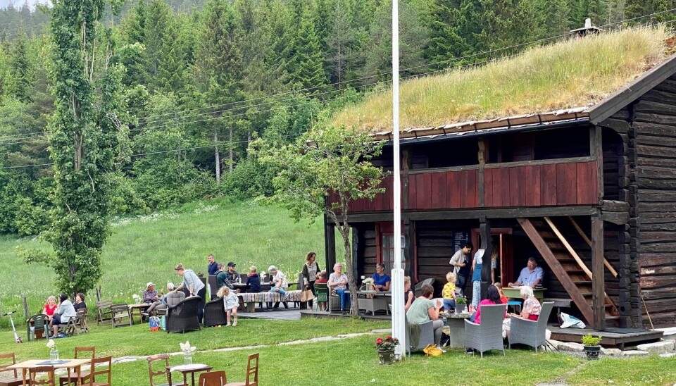 I den gamle laftastua ligger bakeriet. På tunet er det plass til mange gjester på godværsdager