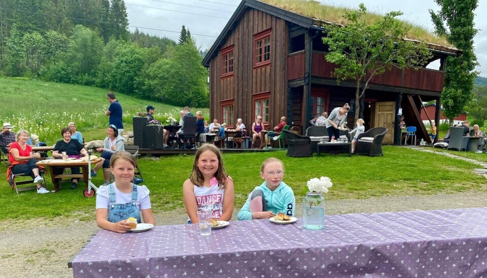 Signe Stenberg, Ingeborg Åsbø og Svea Nes Kvande koser seg på tunet
