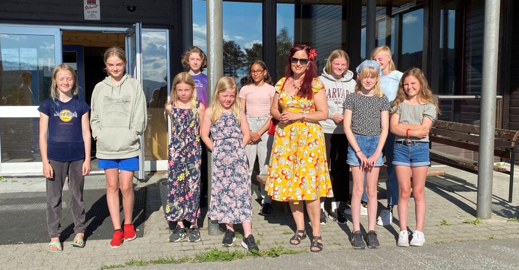 Inga Dalsegg med kunstelevene fra Rindal og Øvre Surnadal, med sola midt imot... Inga Dalsegg med kunstelevene fra Rindal og Øvre Surnadal, med sola midt imot...