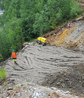 Den nye kulverten er på plass og arbeidet med å fylle på masse og komprimere er i gang. Den nye kulverten er på plass og arbeidet med å fylle på masse og komprimere er i gang.