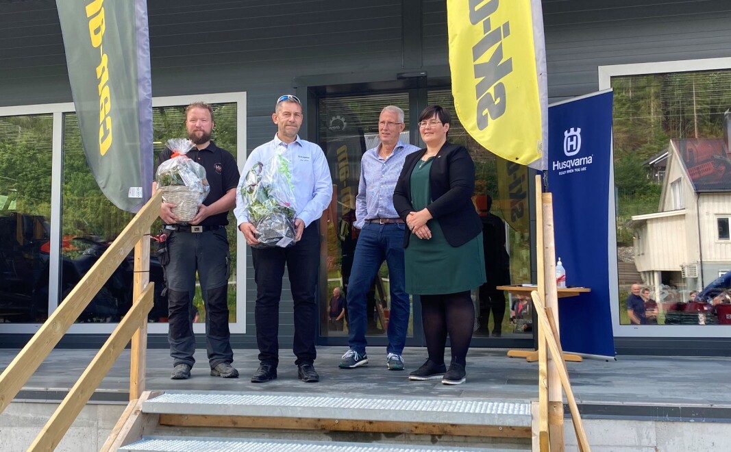 Daglig leder i RBL eiendom AS Ola Inge Svinsås, daglig leder i RBL AS Jon Moen, styreleder i RBL AS Ola T Heggem og ordfører Vibeke Langli foran inngangen til nybutikken. Daglig leder i RBL eiendom AS Ola Inge Svinsås, daglig leder i RBL AS Jon Moen, styreleder i RBL AS Ola T Heggem og ordfører Vibeke Langli foran inngangen til nybutikken.