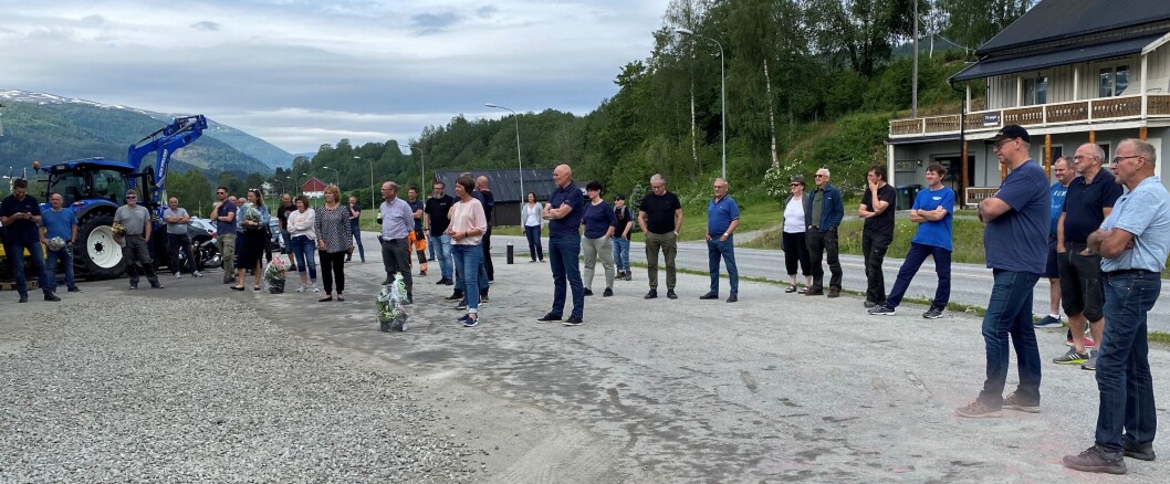 Mange hadde møtt opp for å gratulere, og for å se den ny butikken. Mange hadde møtt opp for å gratulere, og for å se den ny butikken.