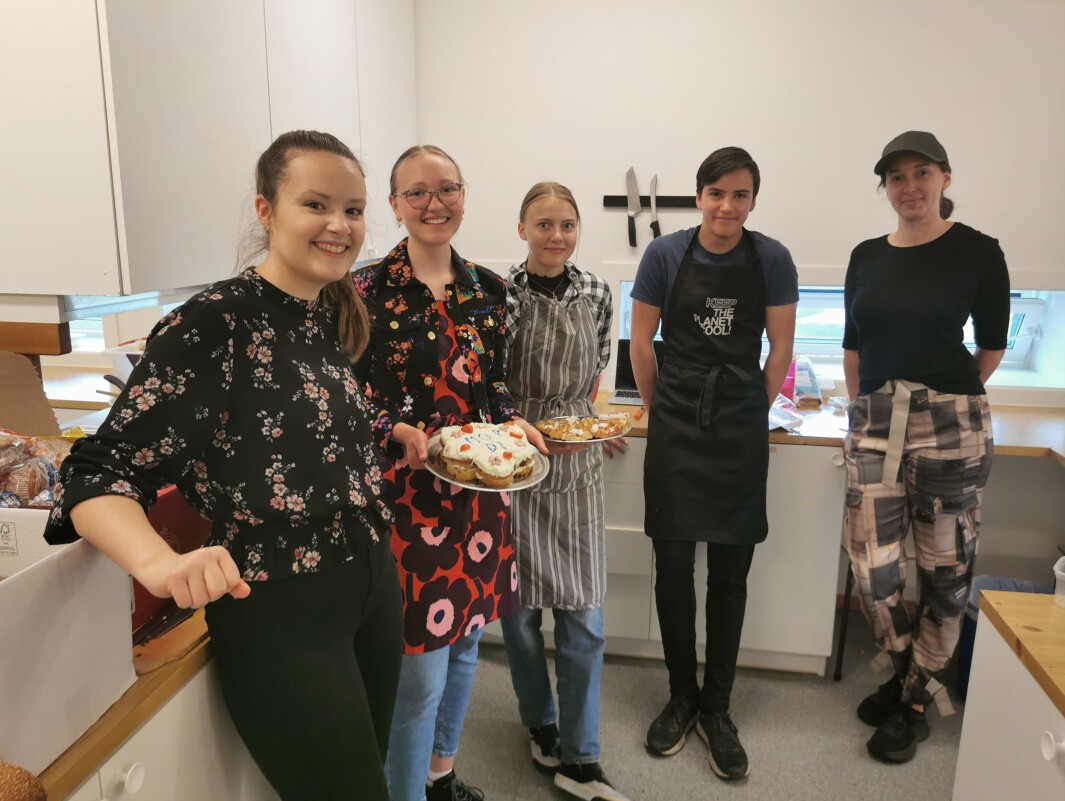 Lærer Synne Mogstad Høivik med elevene Anne Eidsli Rodal, Astrid Dammen Gjeldnes og Ole Dalsegg. Lærer Victoria Pettersen til høyre Lærer Synne Mogstad Høivik med elevene Anne Eidsli Rodal, Astrid Dammen Gjeldnes og Ole Dalsegg. Lærer Victoria Pettersen til høyre