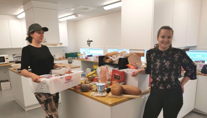 Victoria Pettersen og Synne Mogstad Høivik med noe av fangsten etter en runde på butikkene Victoria Pettersen og Synne Mogstad Høivik med noe av fangsten etter en runde på butikkene