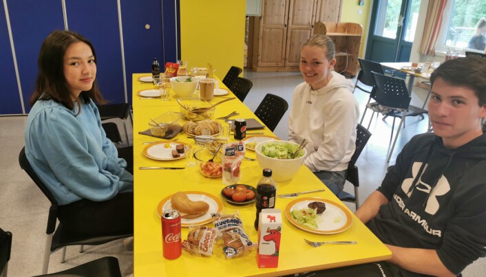 Biff til lunsj på en helt vanlig torsdag er ikke verst. Fra venstre Emily Stangvik, Aurora Berle og Jørgen Svendsli Biff til lunsj på en helt vanlig torsdag er ikke verst. Fra venstre Emily Stangvik, Aurora Berle og Jørgen Svendsli