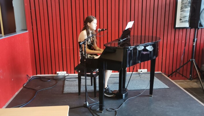 Hedda Moen Gjerstad sang og spilte piano på åpningen Hedda Moen Gjerstad sang og spilte piano på åpningen