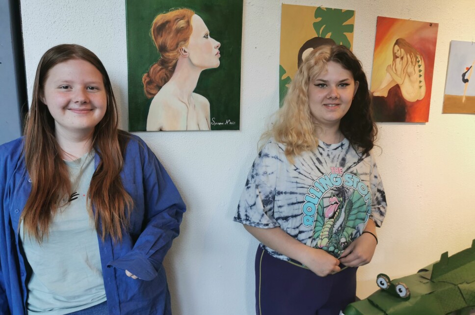 Synnøve Nordvik har malt portrettet med grønn bakgrunn, mens Solvår Berg står for bildet av jenta med grønt på ryggen.