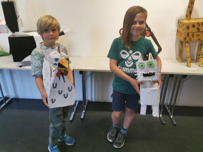 Vegard Bøklepp og Sivert Øverland viser fram pappskulpturene sine med inspirasjon fra dyreriket Vegard Bøklepp og Sivert Øverland viser fram pappskulpturene sine med inspirasjon fra dyreriket
