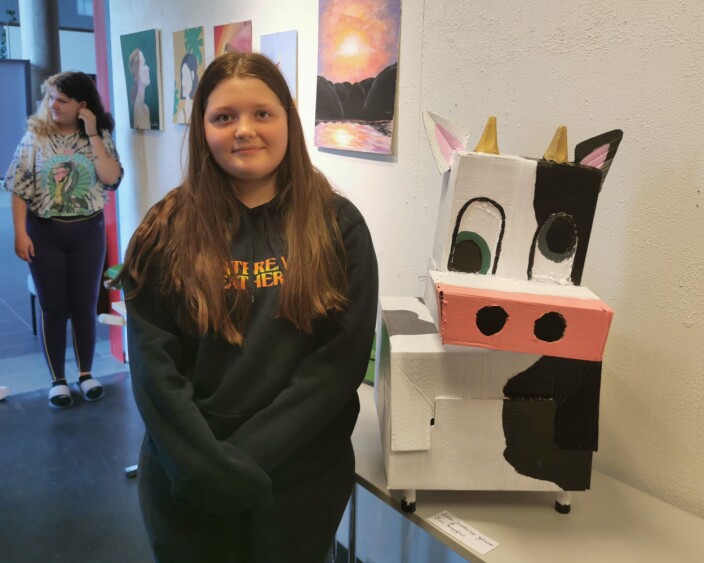 Lisa Sæterbø Johnsen med ku-skulpturen hun og Eirin Aasgård har laget Lisa Sæterbø Johnsen med ku-skulpturen hun og Eirin Aasgård har laget