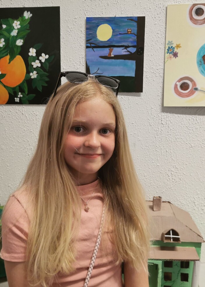 Anna Aune-Møkkelgjerd er kunstneren bak bildet av reven og ugla i treet. Anna Aune-Møkkelgjerd er kunstneren bak bildet av reven og ugla i treet.