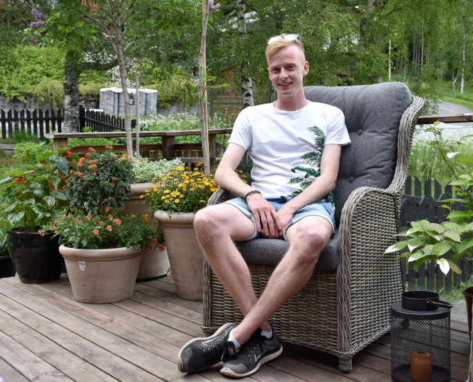 Ola kan nyte sommeren på terassen som er omringet av flotte blomster og planter Ola kan nyte sommeren på terassen som er omringet av flotte blomster og planter