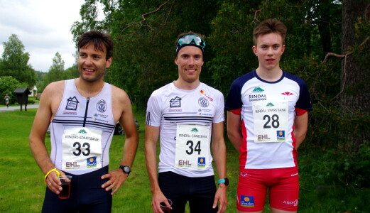 Vinnaren Sverre Solligård (34), Svorkmo NOI, omkransa av Jo-Inge Sandvik (33), Svorkmo NOI og Erik Løfald (28), Rindal IL Vinnaren Sverre Solligård (34), Svorkmo NOI, omkransa av Jo-Inge Sandvik (33), Svorkmo NOI og Erik Løfald (28), Rindal IL