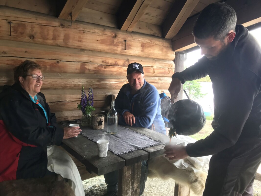 Kaffeservering i gapahuken. Kaffeservering i gapahuken.