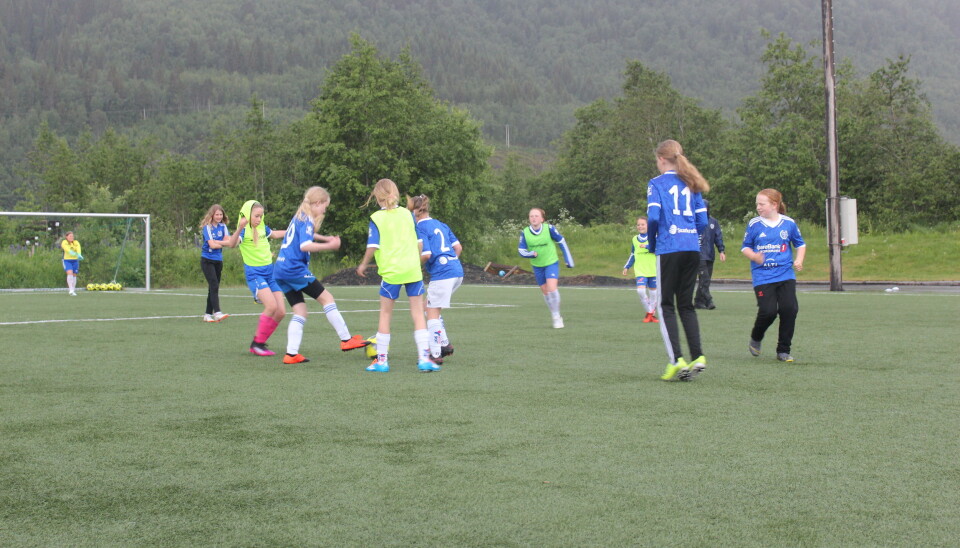 Styrtregn stopper ikke disse jentene