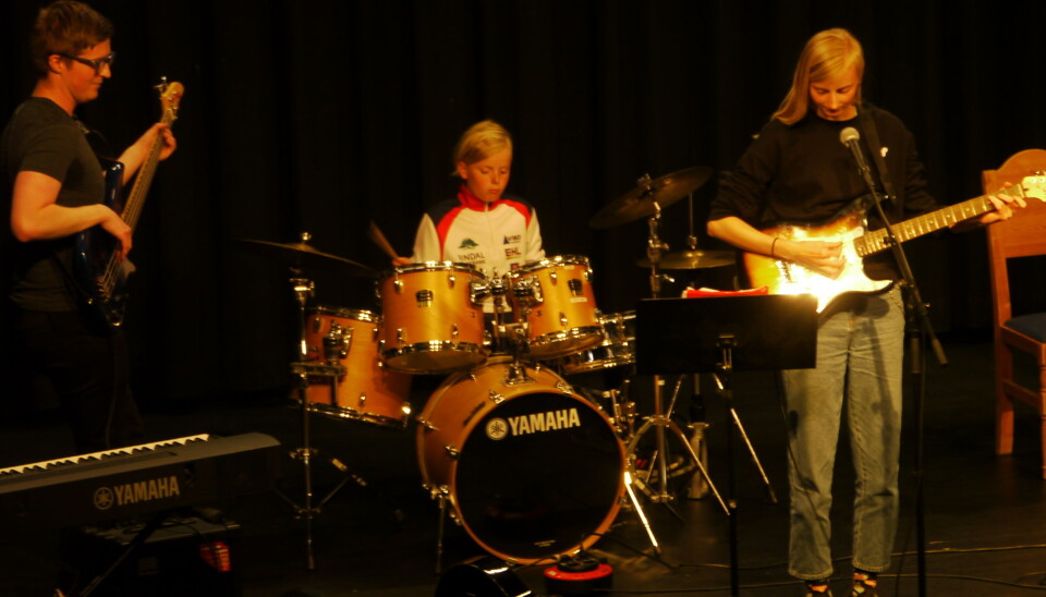 Bastian og Uma åpnet konserten sammen med lærer Brage Kristian Einum.