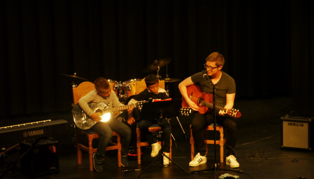 Airo og Arnfinn spilte gitar Airo og Arnfinn spilte gitar