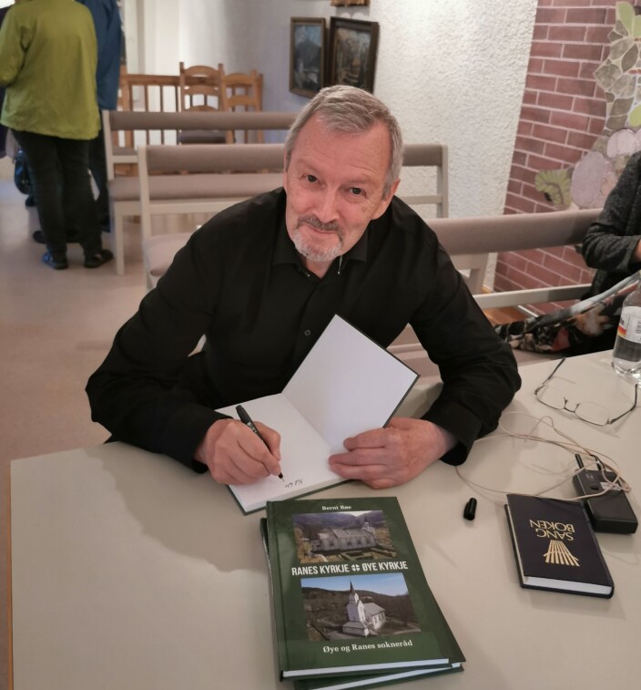 Bernt Bøe signerer boka han har skrive om dei to kyrkjene i nedre Surnadal Bernt Bøe signerer boka han har skrive om dei to kyrkjene i nedre Surnadal