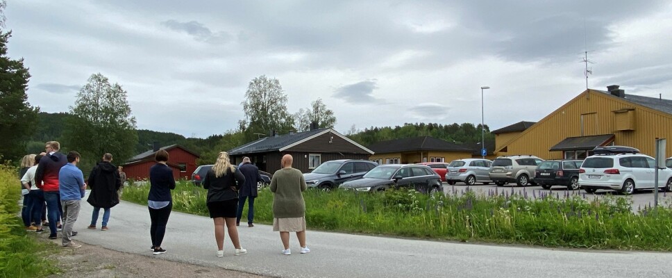 Kommunestyret på omvisning nord for Rindal helsetun. Det ble til slutt vedtatt å bygge ut i denne retningen.