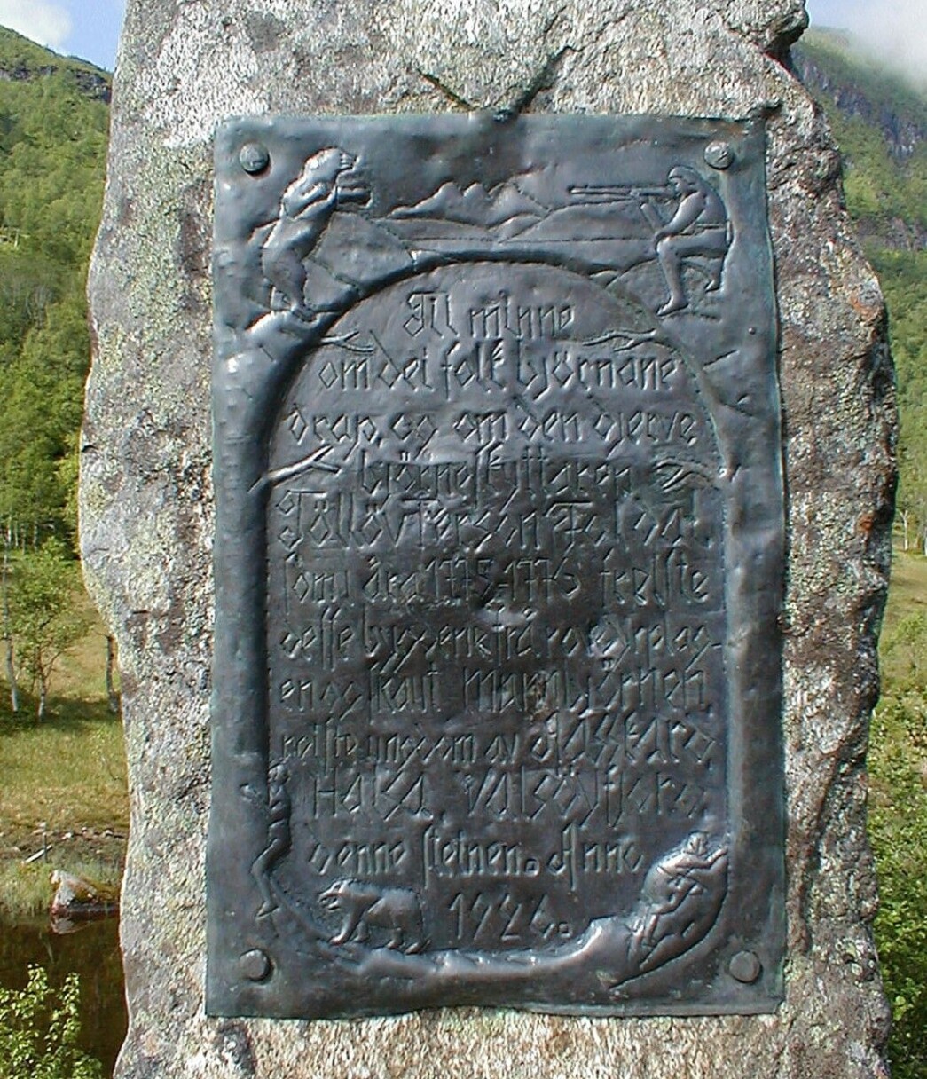 «Bjønnastøtta» i Haugaskaret talar om ei makelaus historie. «Bjønnastøtta» i Haugaskaret talar om ei makelaus historie.