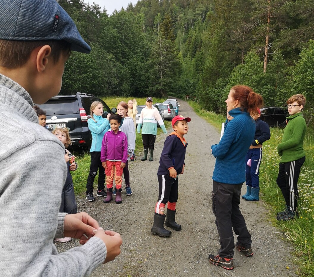 Lisa Forslund introduserer natursti medan Åsmund følger med at dei får rett info. Lisa Forslund introduserer natursti medan Åsmund følger med at dei får rett info.