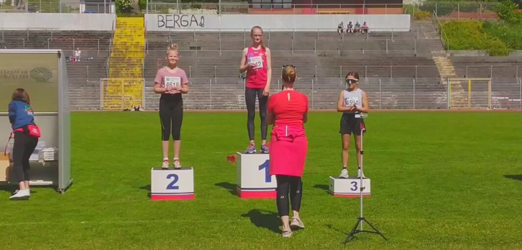 Nina Røen på pallen. Sølvmedalje i lengde. Nina Røen på pallen. Sølvmedalje i lengde.