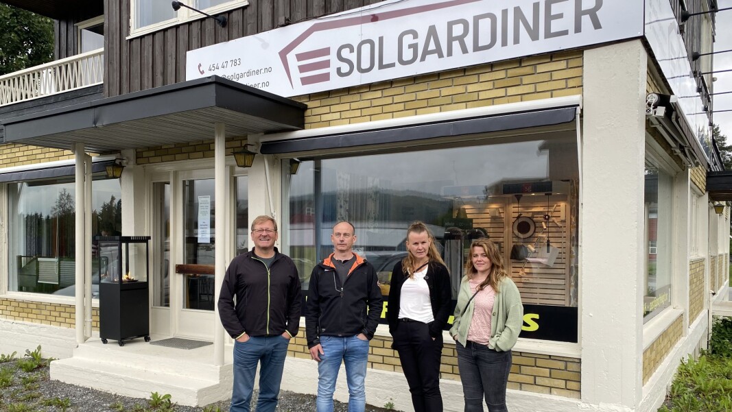 Jorodd Asphjell, Martin Rise, Camilla Løften og Line Flåtten foran lokalene til Solgardiner og Proff El & IT i Rindal sentrum. Jorodd Asphjell, Martin Rise, Camilla Løften og Line Flåtten foran lokalene til Solgardiner og Proff El & IT i Rindal sentrum.