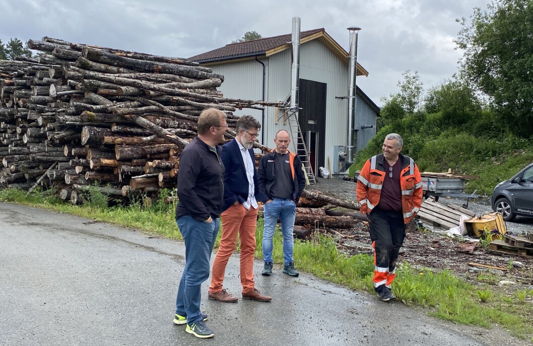Det nye fyringsanlegget i bakgrunnen. F.v. Jorodd Asphjell, Tom Godtland, Martin Rise og Petter Holte. Det nye fyringsanlegget i bakgrunnen. F.v. Jorodd Asphjell, Tom Godtland, Martin Rise og Petter Holte.