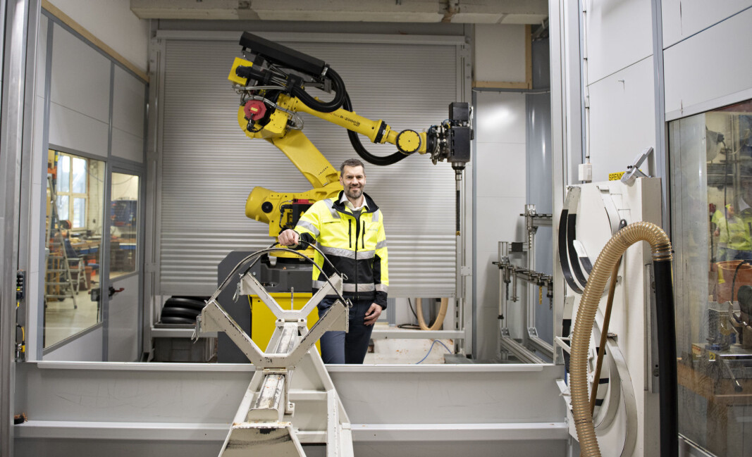 Investeringer i digitalisering og automatisering på Pipelifes fabrikker sikrer merverdi for kundene. Administrerende direktør, Sigmund Aandstad, i Pipelife Norge viser freserobot ved fabrikken i Surnadal. Investeringer i digitalisering og automatisering på Pipelifes fabrikker sikrer merverdi for kundene. Administrerende direktør, Sigmund Aandstad, i Pipelife Norge viser freserobot ved fabrikken i Surnadal.