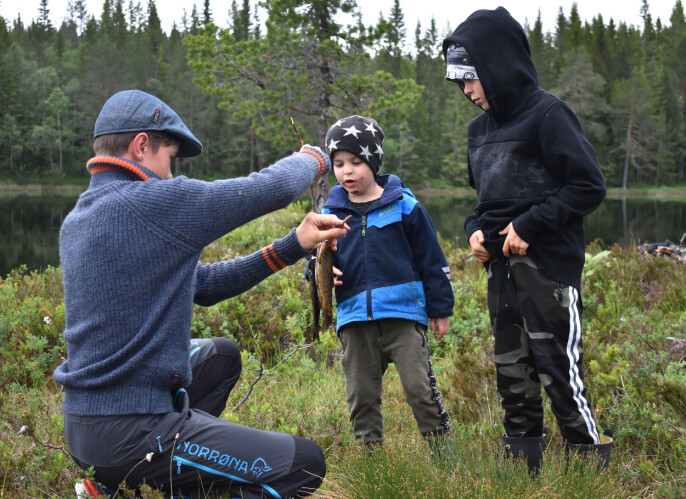 Casper og Matheo Aalmo fikk studere fangsten til Åsmund Humberset Casper og Matheo Aalmo fikk studere fangsten til Åsmund Humberset