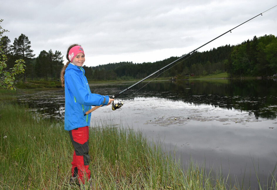 Elise Jensen (11) prøvde fiskelykken i idylliske Glønavatnet