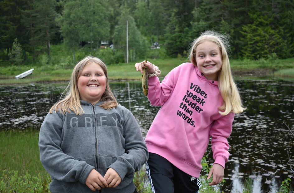 Mari Karlsen og Anna Møkkelgjerd kunne smile bredt etter å ha fått fisk på kroken