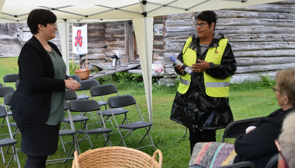 Ordfører Vibeke Langli, og lokallagsleder Solveig Fosseide med Kløverstafett-pinnen.